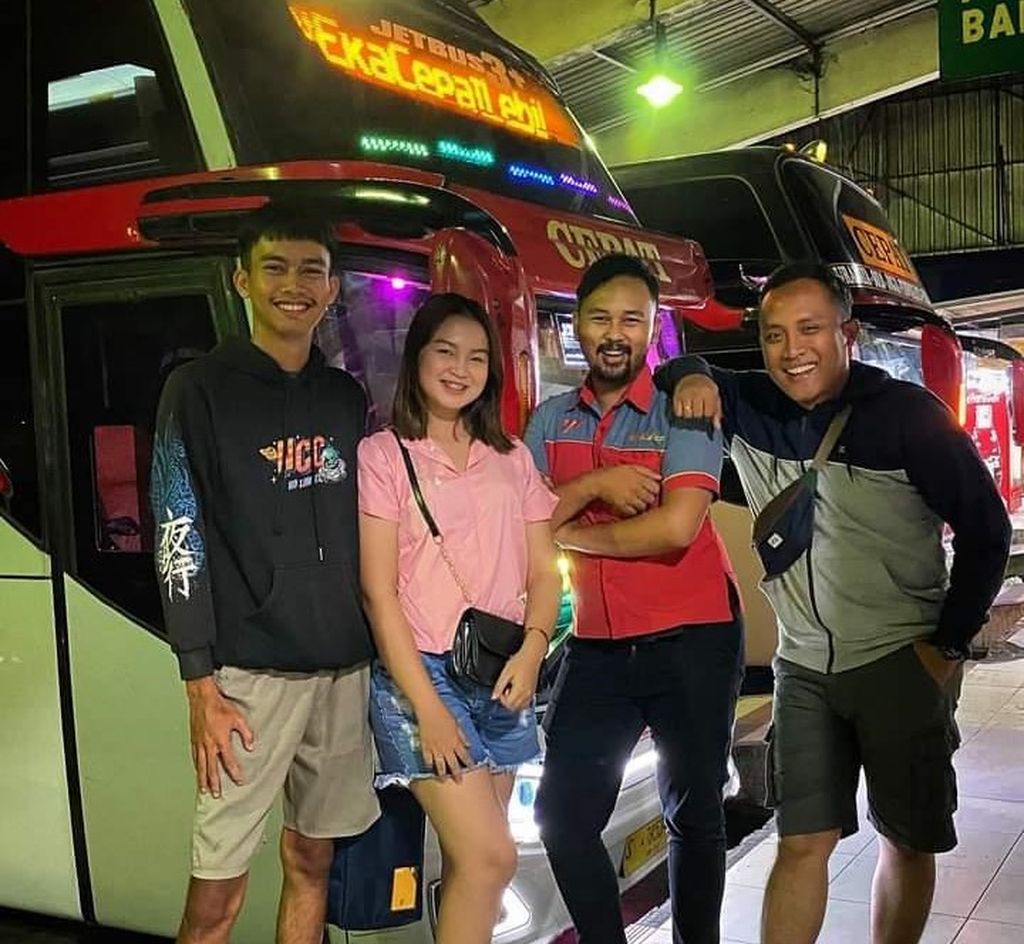 Jhony (mengenakan seragam) berfoto bersama pelanggan bus.