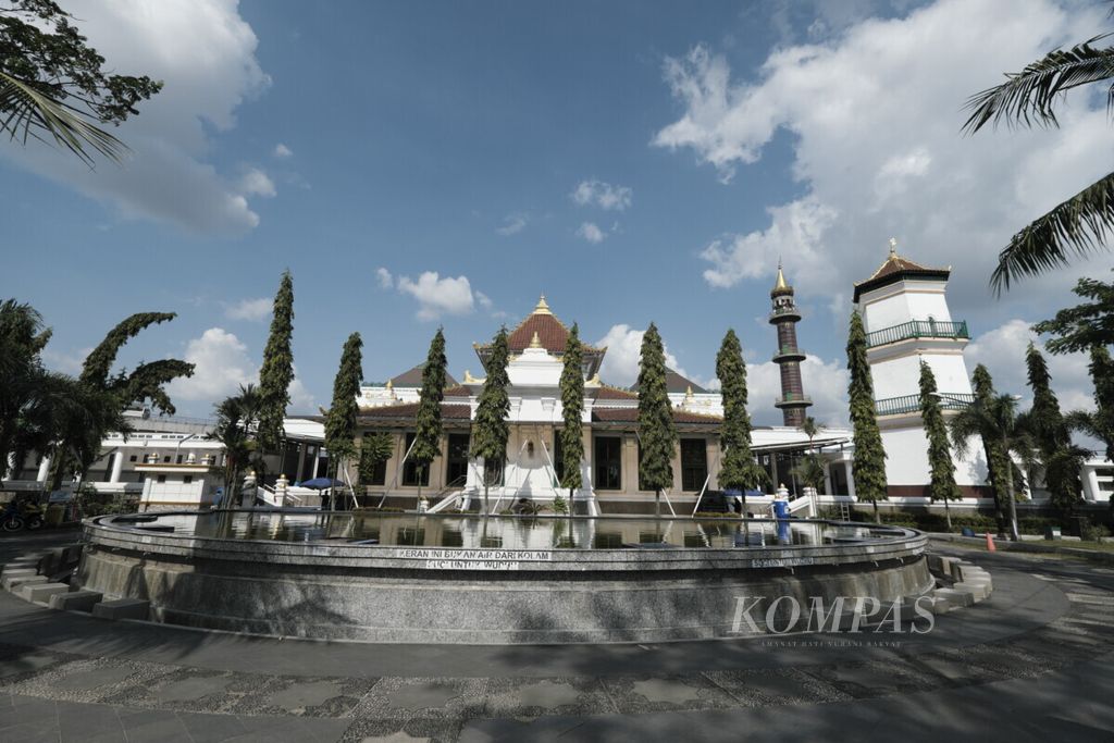 Bentuk bangunan Masjid Agung Sultan Mahmud Badaruddin I Jayo Wikramo di jantung kota Palembang ini merupakan perpaduan antara arsitektur Melayu, China, dan Eropa, Rabu (26/08/2020). 