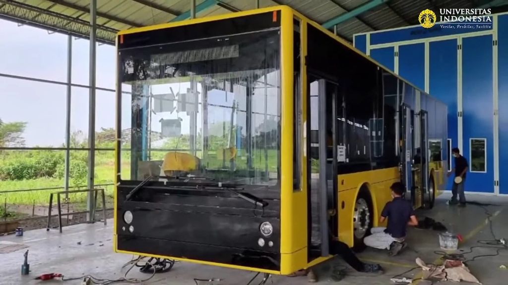 Proses perakitan bus listrik yang dikembangkan peneliti dari Universitas Indonesia.
