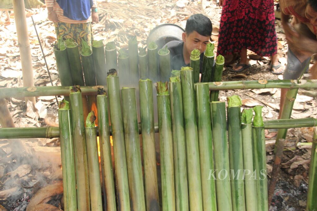 Salah satu keluarga di Dusun Turi, Desa Pal Sembilan, Kecamatan Sungai Kakap, Kabupaten Kubu Raya, Kalimantan Barat, sedang membuat lemang, Rabu (13/5/2021).