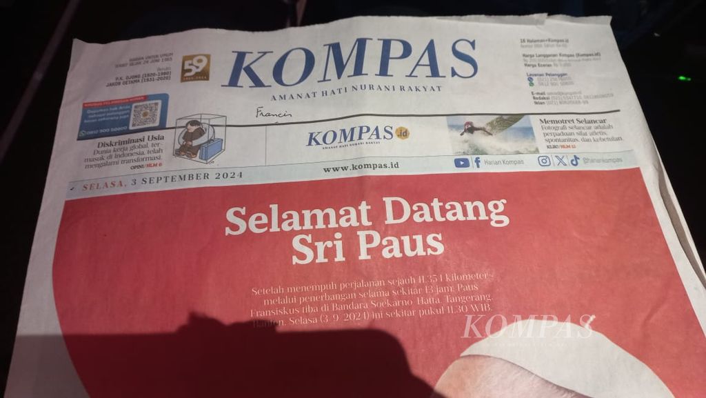 Paus Fransiskus membubuhkan tanda tangannya di bawah logo <i>Kompas</i> dekat <i>tagline</i> Amanat Hati Nurani Rakyat. <i>Francis</i>, tulis Paus Fransiskus.