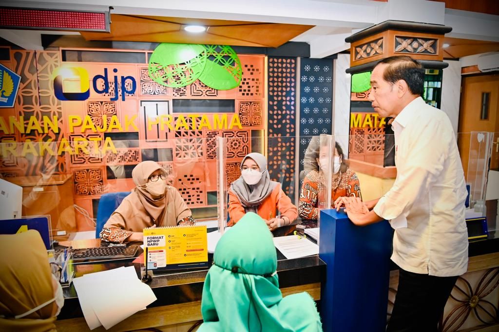 Presiden Joko Widodo saat mengunjungi Kantor Pelayanan Pajak (KPP) Pratama Surakarta, Kota Surakarta, Provinsi Jawa Tengah, Kamis (9/3/2023). Kunjungan tersebut untuk mengecek secara langsung kegiatan penyampaian surat pemberitahuan tahunan (SPT) tahun 2022 oleh masyarakat. 