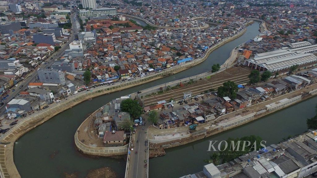 Sebagian bantaran Sungai Ciliwung di Bukit Duri, Jakarta yang telah dinormalisasi, Sabtu (7/10). Total bantaran Ciliwung yang sudah ditata saat ini menjadi 9 kilometer dari panjang total 19 kilometer. Kompas/Heru Sri Kumoro (KUM) 07-10-2017