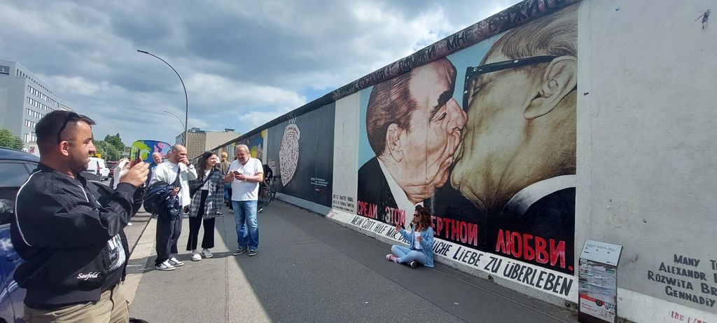 Mural paling ikonik di Tembok Berlin di Berlin, Jerman. "The Kiss" ini karya Dmitri Wrubel yang berarti ciuman persahabatan antara pemimpin Soviet dan Presiden Jerman Timur. Mural ini penanda sejarah kelam Jerman kala sebagian negaranya dikuasai komunis.