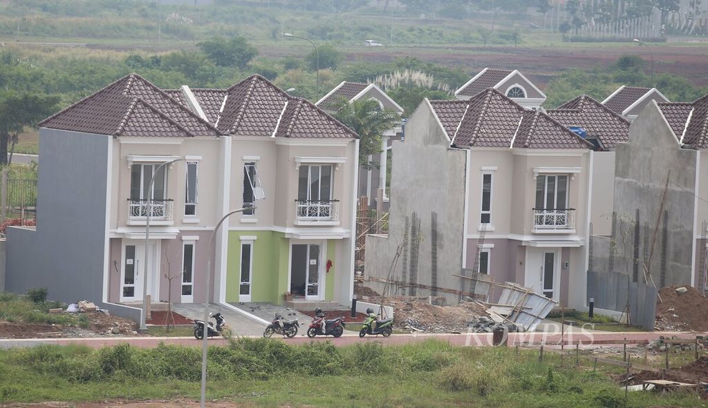 Deretan rumah baru dibangun di sebuah kluster perumahan di kawasan Gunung Batu, Kabupaten Tangerang, Banten, Minggu (26/4/2020). Pandemi Covid-19 membuat pertumbuhan ekonomi melambat. Kondisi ini memukul sektor properti. 