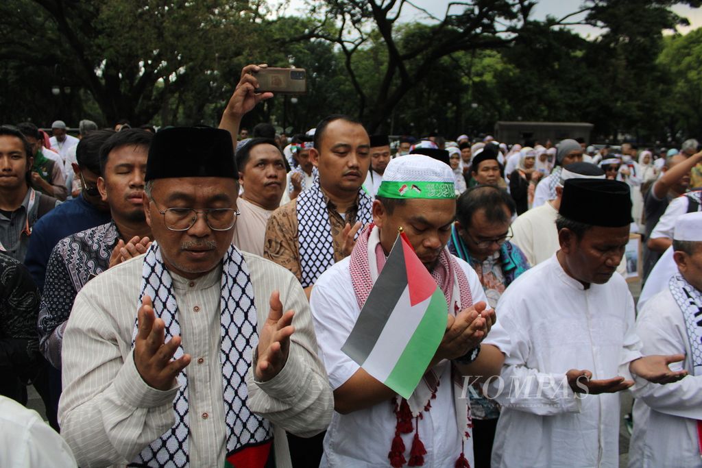 Sejumlah warga dan aparatur sipil negara di lingkungan Balai Kota Bandung, Jawa Barat, berdoa bersama sebagai bentuk solidaritas untuk Palestina, Jumat (24/11/2023).