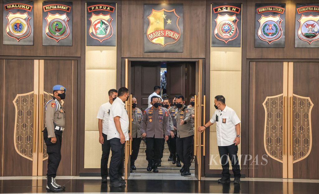 National Police Chief General (Pol) Listyo Sigit Prabowo (center) prepares to give a press statement regarding the death of Brigadier J (Nofriansyah Yoshua Hutabarat) at the National Police Headquarters, Jakarta, Tuesday (9/8/2022). The National Police Chief announced that the National Police special team had named former Head of the National Police Propam Division Inspector General (Pol) Ferdy Sambo as a suspect in the shooting case of Brigadier J at his official residence.