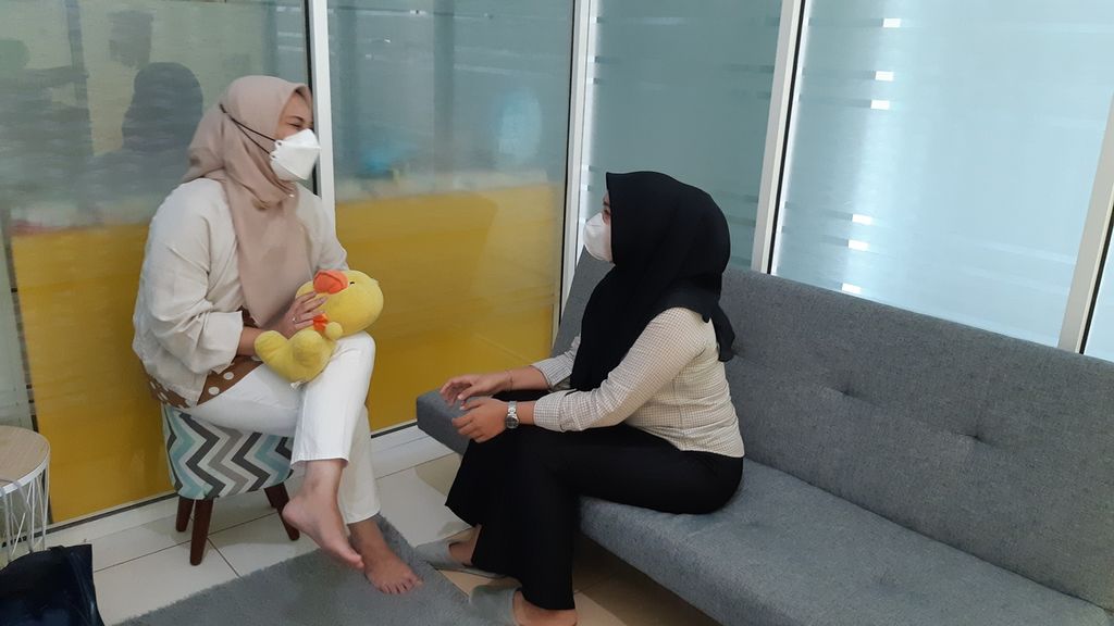 Konselor ASI Nina Miranda sedang mendengarkan keluh kesah pasien yang baru melahirkan di kliniknya, Kota Medan, Sumatera Utara, Jumat (2/9/2022).