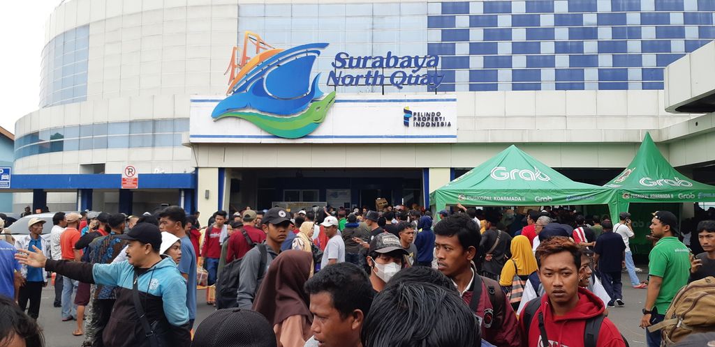 Suasana terminal penumpang kapal di Gapura Surya Tanjung Perak, Surabaya, Rabu (8/3/2023). Ratusan penumpang berjubel saat Kapal Motor Labobar bersandar. Kapal ini melayani perjalanan Surabaya menuju Makassar dan Papua.