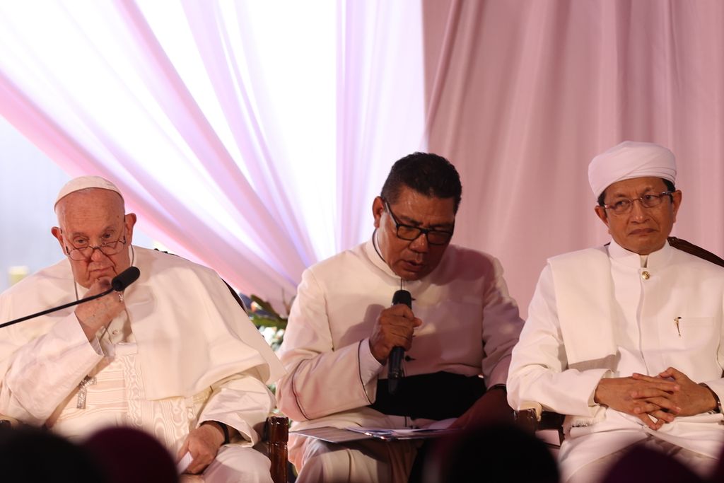 Paus Fransiskus bersama Imam Besar Masjid Istiqlal Nasaruddin Umar (kanan) saat berdialog dengan tokoh lintas agama di Plaza Al Fatah, kompleks Masjid Istiqlal, Jakarta, Kamis (5/9/2024).