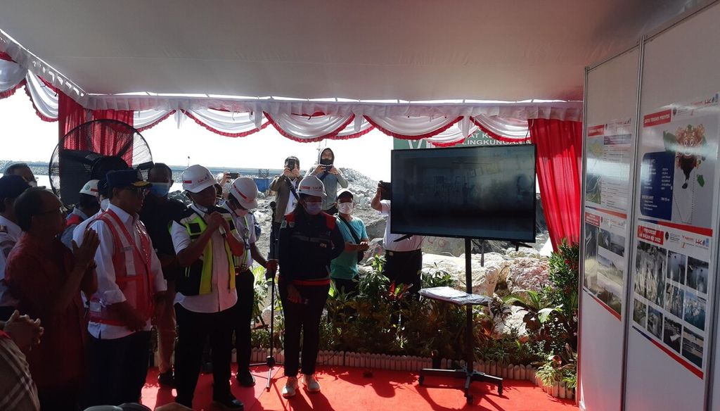 Menteri Perhubungan Budi Karya Sumadi (kedua, kiri) didampingi Gubernur Bali Wayan Koster (kiri) mendengarkan pemaparan perihal perkembangan proyek pembangunan Pelabuhan Sanur di lokasi proyek pelabuhan di Pantai Matahari Terbit, Sanur, Kota Denpasar, Sabtu (4/6/2022).
