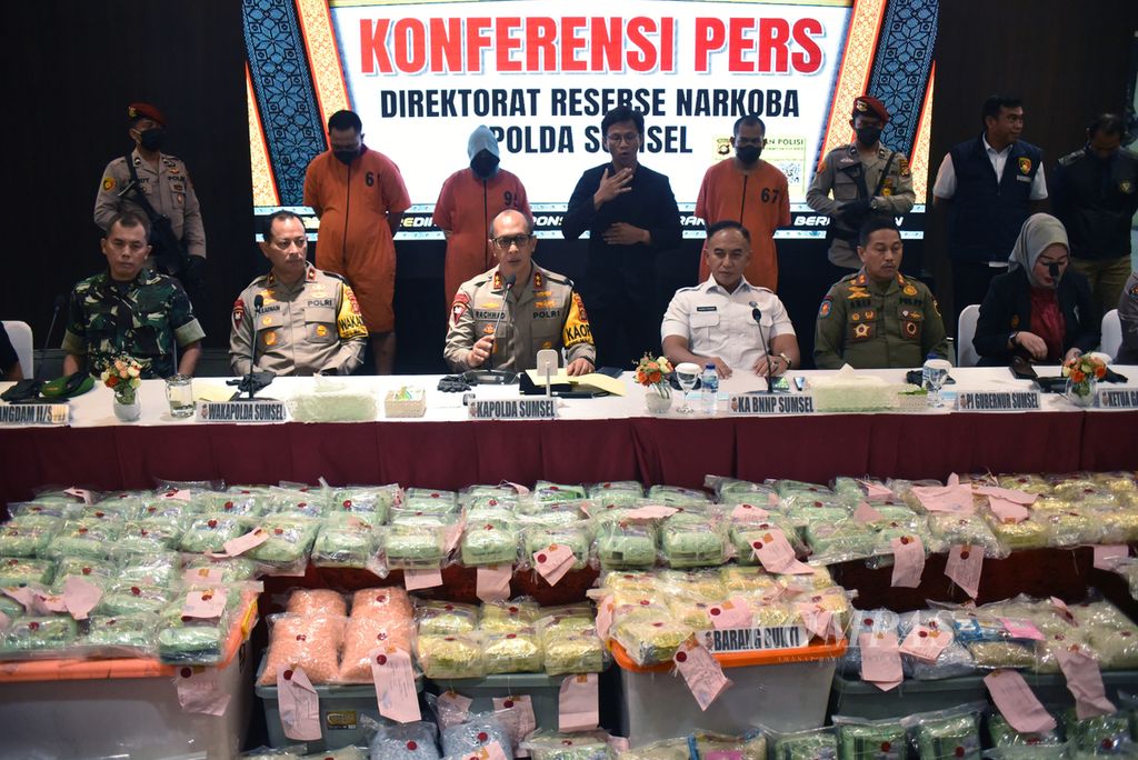 Kepala Kepolisian Daerah Sumatera Selatan Inspektur Jenderal A Rachmad Wibowo memimpin konferensi pers pengungkapan kasus narkoba di Markas Polda Sumsel, Palembang, Minggu (11/2/2024). 