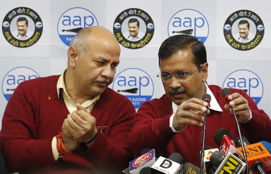 Pemimpin Partai Aam Aadmi (AAP) India Arvind Kejriwal (kanan) berbincang dengan koleganya, Manish Sisodia, di New Delhi, India, 4 Februari 2024. Kejriwal, Kamis (21/3/2024), ditangkap karena diduga turut menikmati suap.