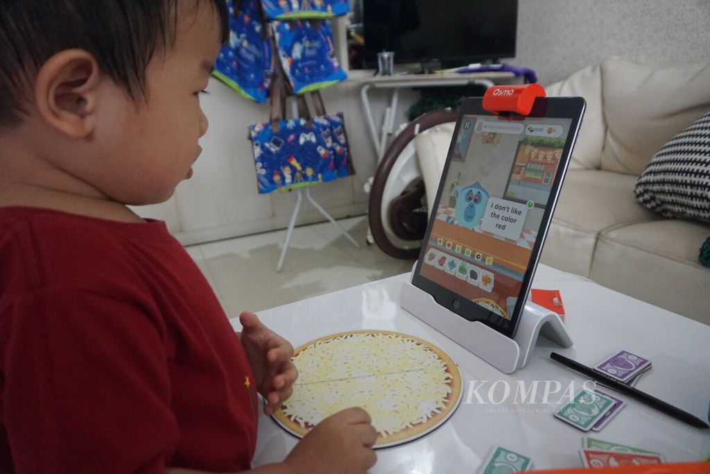 Anak-anak bermain dan belajar tentang <i>coding</i> lewat beragam permainan di Coding First Purwokerto, Banyumas, Jawa Tengah, Sabtu (17/6/2023).