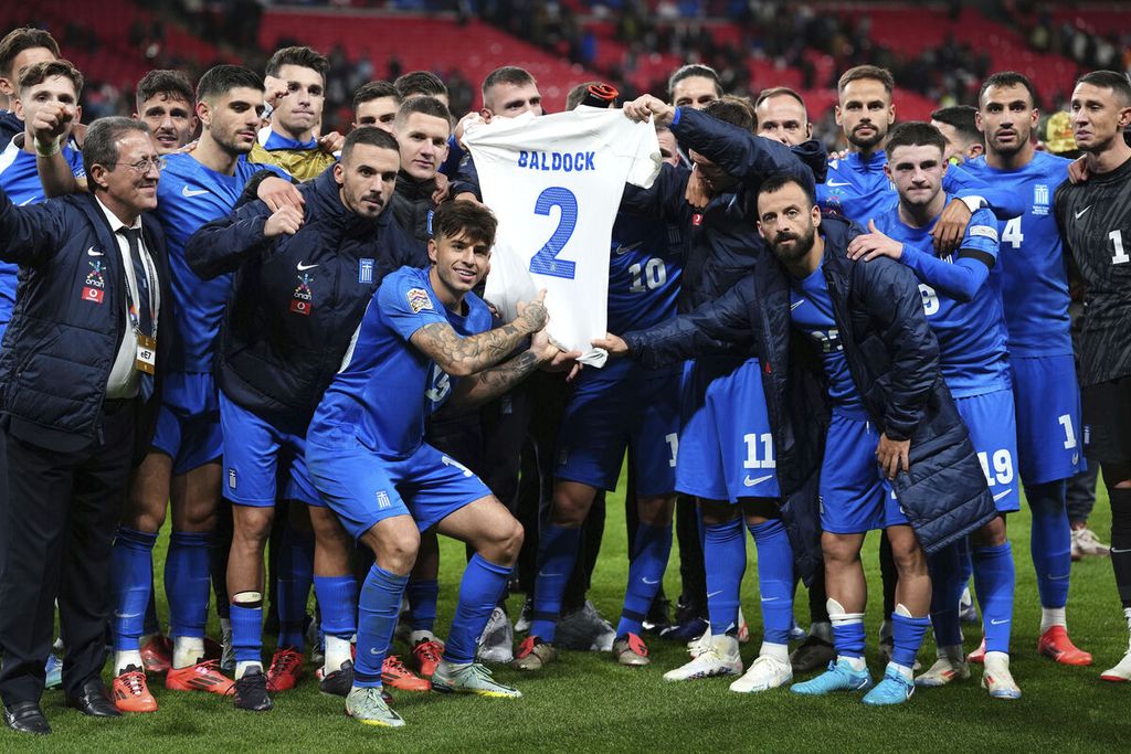 Para pemain Yunani melakukan penghormatan untuk George Baldock seusai berakhirnya laga penyisihan Grup F Liga Nasional Eropa kontra Inggris di Stadion Wembley, London, Inggris, Jumat (11/10/2024) dini hari WIB. Inggris kalah 1-2.