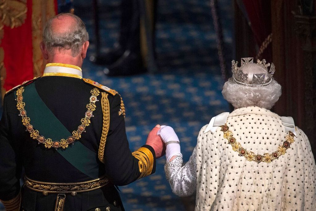Ratu Elizabeth II (kanan) didampingi Pangeran Charles meninggalkan panggung setelah membuka Sidang Parlemen Inggris di Istana Westminster, London, Oktober 2019. Pada Kamis, 8 September 2022 di Puri Balmoral, Ratu Elizabeth II meninggal dunia.