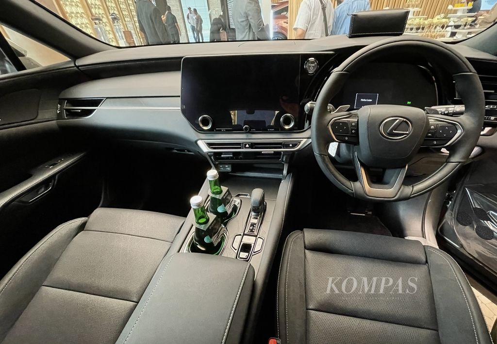 Bagian kokpit All New Lexus RX 350h dilengkapi dengan monitor sentuh 14 inci di tengah dasbor. Jok penumpang depan berselubung material kulit. Cita rasa mewah khas Lexus terjaga di mobil segmen SUV medium premium ini.