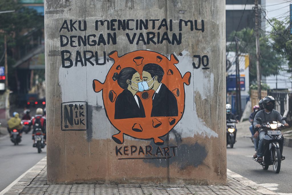 Mural sebagai respons terhadap pandemi Covid-19 menghiasi tiang jalan layang di Jalan Ciledug Raya, Jakarta Selatan, Kamis (1/7/2021). Masuknya varian Delta, varian baru Covid-19, di Indonesia membuat angka penularan Covid-19 melonjak. 