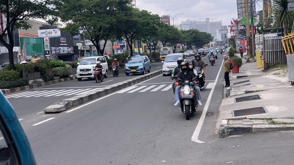 Kondisi lalu lintas saat sore hari di Jalan Margonda Raya, Depok, Kamis (9/3/2023). Pemkot Depok berencana memberlakukan “on street parking” di ruas jalan sepanjang 5,1 kilometer ini.