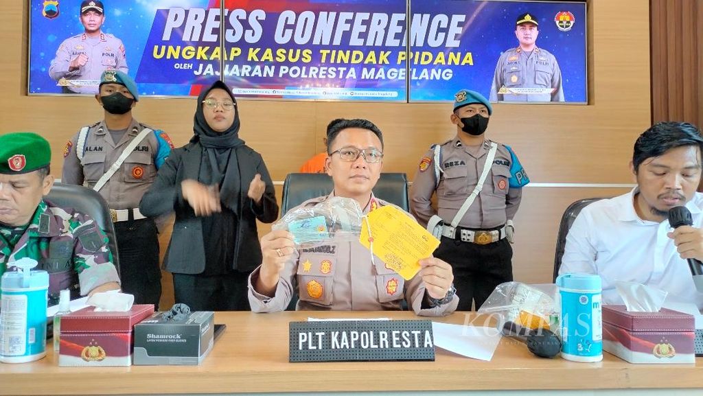 Pelaksana tugas Kepala Polresta Magelang Ajun Komisaris Besar Sajarod Zakun menunjukkan barang bukti pistol yang dirampas pelaku dari polisi, Senin (21/11/2022).