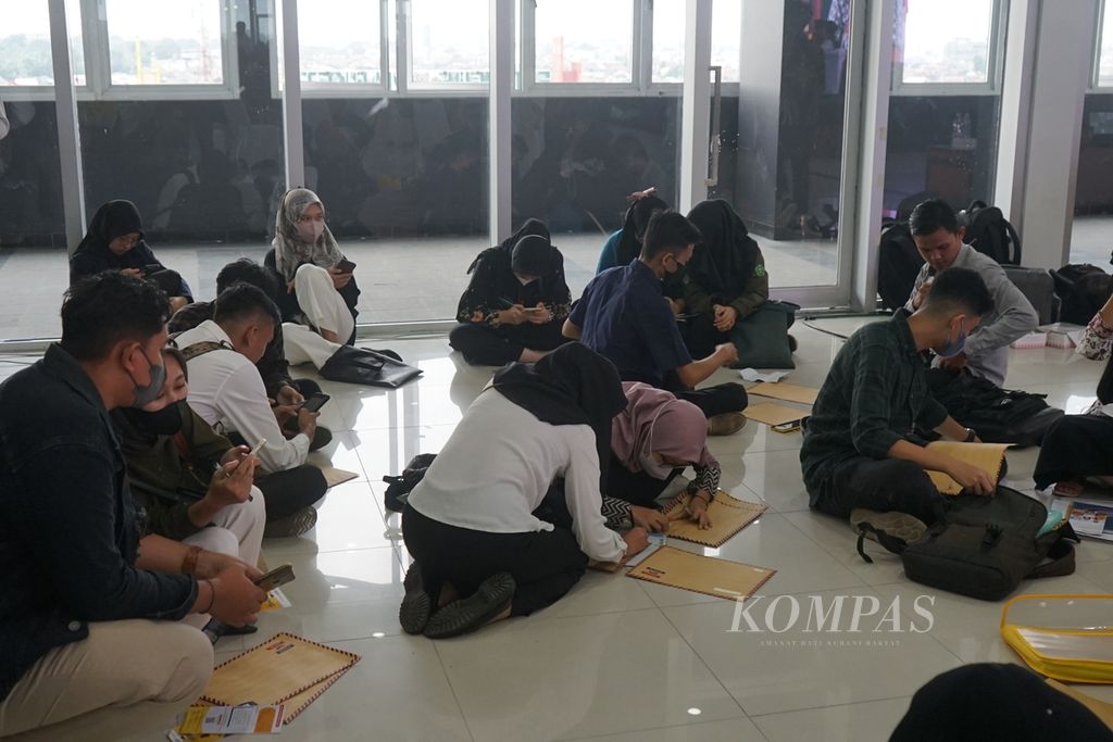 Sejumlah pelamar kerja sedang mengisi berkas lamaran di salah satu sudut ruangan di bursa kerja yang digelar di Palembang, Sumatera Selatan, Rabu (7/6/2023). 