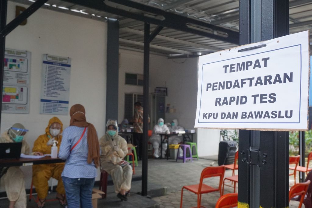 Petugas KPPS menjalani tes cepat di Puskesmas Satelit, Kota Bandar Lampung, Lampung, Kamis (26/11/2020). Total ada 15.300 petugas KPPS yang akan menjalani tes cepat bertahap sebelum bertugas dalam pilkada di Bandar Lampung.