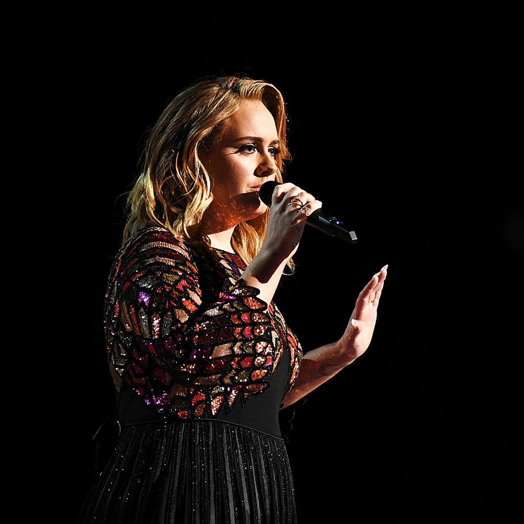 Penampilan Adele   di penganugerahan Grammy Awards  pada 12 Februari 2017, di Los Angeles, California. 