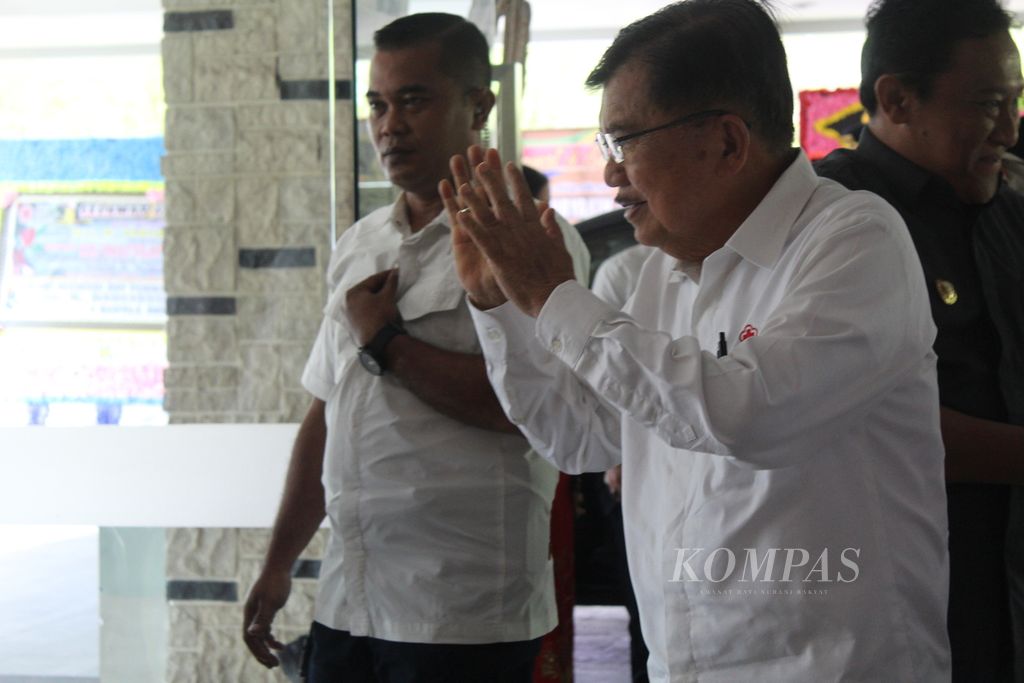 Jusuf Kalla tiba di Swiss-Bellhotel Danum Palangkaraya, Kalimantan Tengah, Senin (16/1/2023). Ia datang melantik pengurus Palang Merah Indonesia (PMI) Provinsi Kalteng.