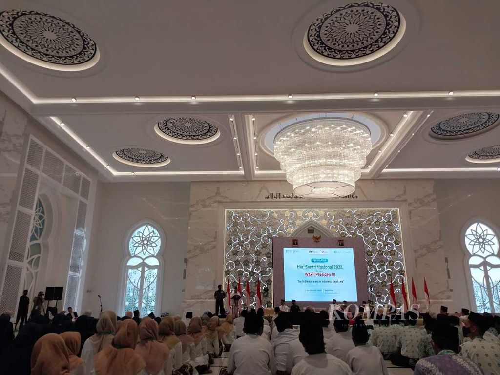 Wakil Presiden Ma’ruf Amin saat memberikan sambutan pada peringatan Hari Santri Nasional 2022 Masyarakat Ekonomi Syariah (MES) di Masjid At-Thohir, Depok, Provinsi Jawa Barat, Senin (31/10/2022).