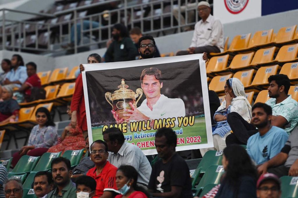 Penonton membentangkan poster petenis Swiss, Roger Federer, saat pertandingan perempat final Chennai Terbuka antara Eugenie Bouchard (Kanada) dan Nadia Podoroska (Argentina) di Chennai, India, Jumat (16/9/2022).