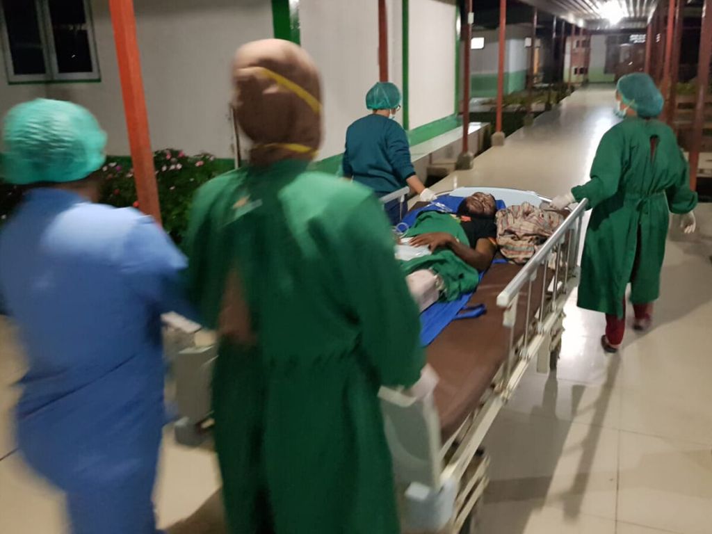 Jonas Kalakmabin yang menjadi korban serangan kelompok kriminal bersenjata di Distrik Oksibil, Kabupaten Pegunungan Bintang, Papua Pegunungan, Selasa (18/9/2023). Pria berusia 35 tahun ini tertembak di kaki kiri.