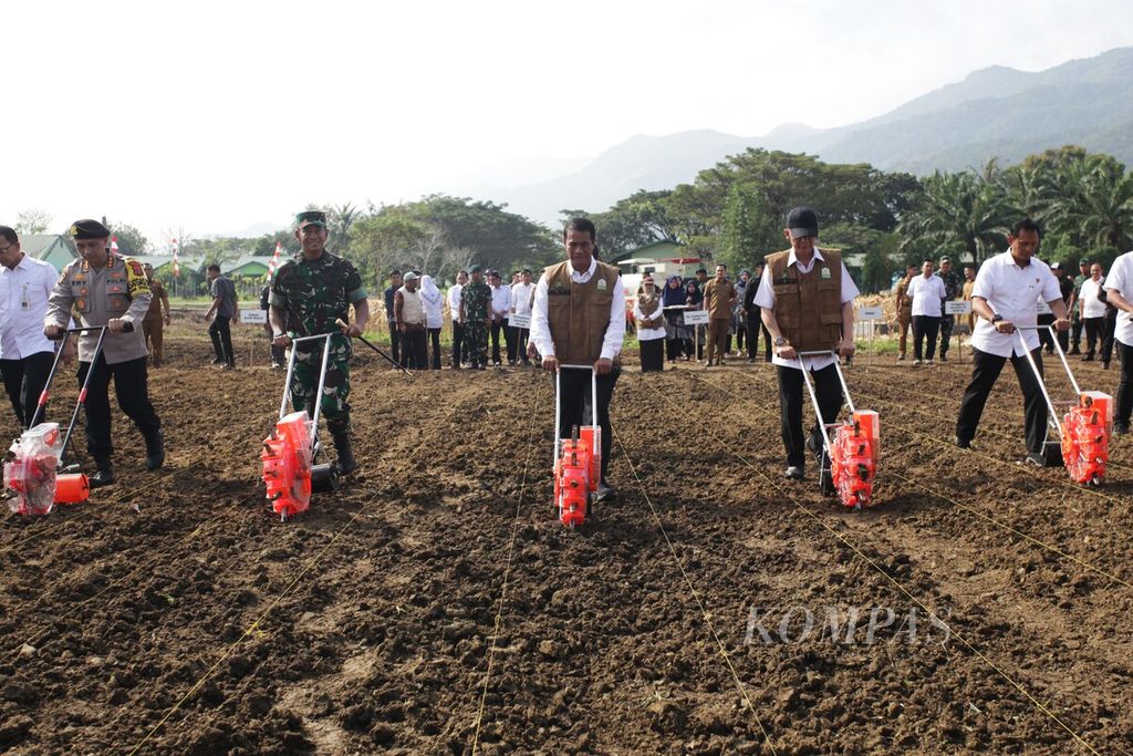 Menteri Pertanian Andi Amran Sulaiman (tengah) menanam jagung di lahan milik Kodam Iskandar Muda Aceh, Selasa (6/2/2024). Kementerian Pertanian menargetkan Indonesia bisa kembali ekspor jagung.