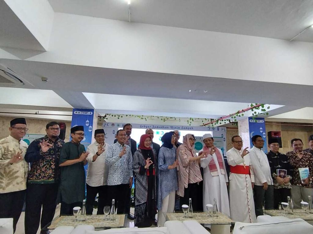 Pemuka keenam agama di Indonesia dan pihak-pihak dari Kementerian Lingkungan Hidup dan Kehutanan berfoto bersama dalam acara "Dialog Lintas Agama Membangun Sinergi dan Kemitraan untuk Mewujudkan Pengelolaan Sampah yang Berkelanjutan", di Masjid Istiqlal, Jakarta, Selasa (11/4/2023).