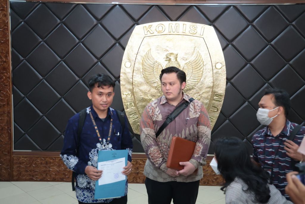 Pengacara yang mewakili sejumlah anggota Komisi Pemilihan Umum (KPU) provinsi dan kota Ibnu Syamsu Hidayat (kiri) dan Airlangga Julio mendatangi kantor KPU di Jakarta, Selasa (13/12/2022). Mereka melayangkan teguran (somasi) atas dugaan tindak pidana pemilu, dugaan pelanggaran kode etik dan pedoman perilaku penyelenggara pemilu, dugaan malaadministrasi dan/atau dugaan tindak pidana lainnya termasuk pengancaman yang dilakukan oleh anggota KPU dan/atau pejabat KPU RI, anggota KPU provinsi, dan/atau KPU kabupaten/kota. Pada Minggu (11/12/2022), masyarakat sipil mengungkap temuan dugaan manipulasi data hasil verifikasi faktual partai politik calon peserta Pemilu 2024 di Sulawesi Selatan.