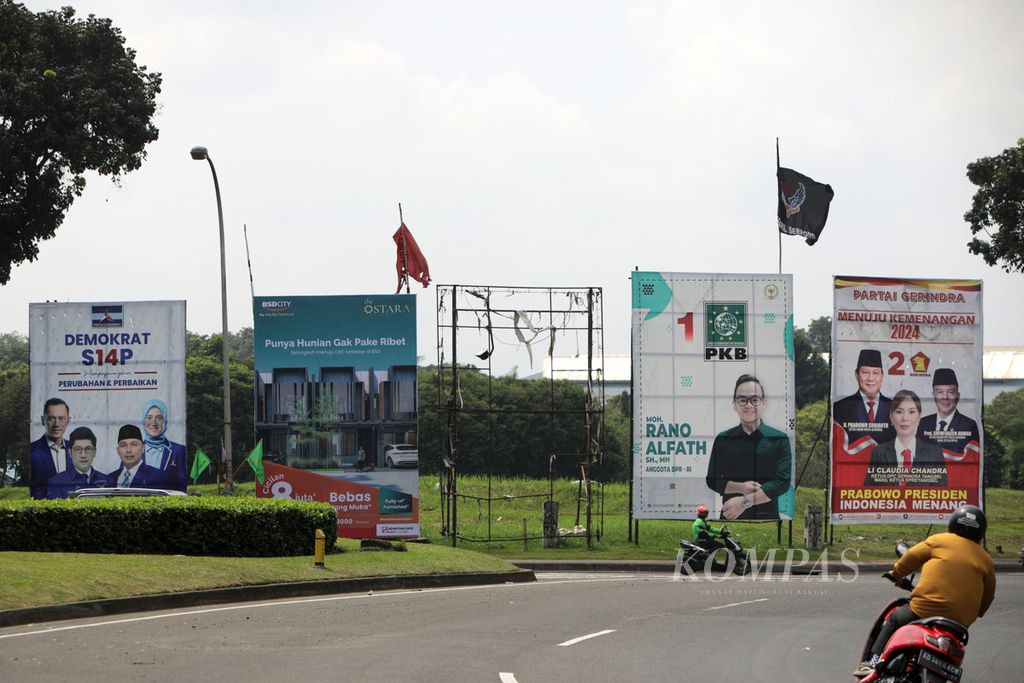 Meski belum memasuki masa kampanye, baliho dan poster partai politik maupun tokoh partai politik mulai banyak menghiasi ruang-ruang publik, seperti di Serpong, Tangerang Selatan, Jumat (10/3/2023). Mendekati Pemilu 2024, baliho seperti ini diperkirakan akan semakin banyak bertebaran di ruang publik. 