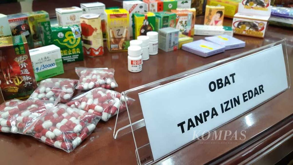 Kosmetik, obat, dan pangan tanpa izin edar atau ilegal yang disita dan diumumkan, Senin (13/8/2018), di Balai Besar Pengawas Obat dan Makanan Surabaya, Jawa Timur.