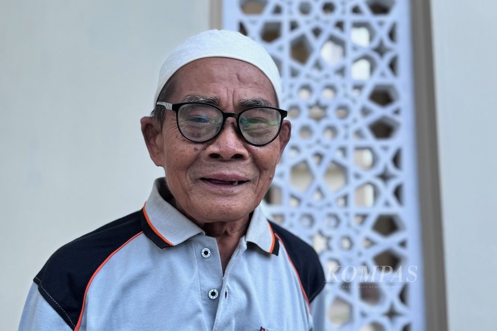 Sanadi (70), marbot Masjid Nurul Iman, Dusun Kuang Jukut, Pringgarata, Lombok Tengah, Nusa Tenggara Barat, Minggu (24/3/2024).