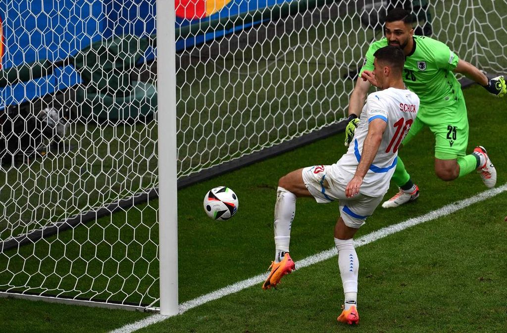 Striker Ceko, Patrik Schick (kiri), membobol gawang Georgia yang dijaga kiper Giorgi Mamardashvili pada laga Grup F Piala Eropa 2024 di Hamburg, Jerman, Sabtu (22/6/2024) malam WIB. Laga berakhir imbang, 1-1.