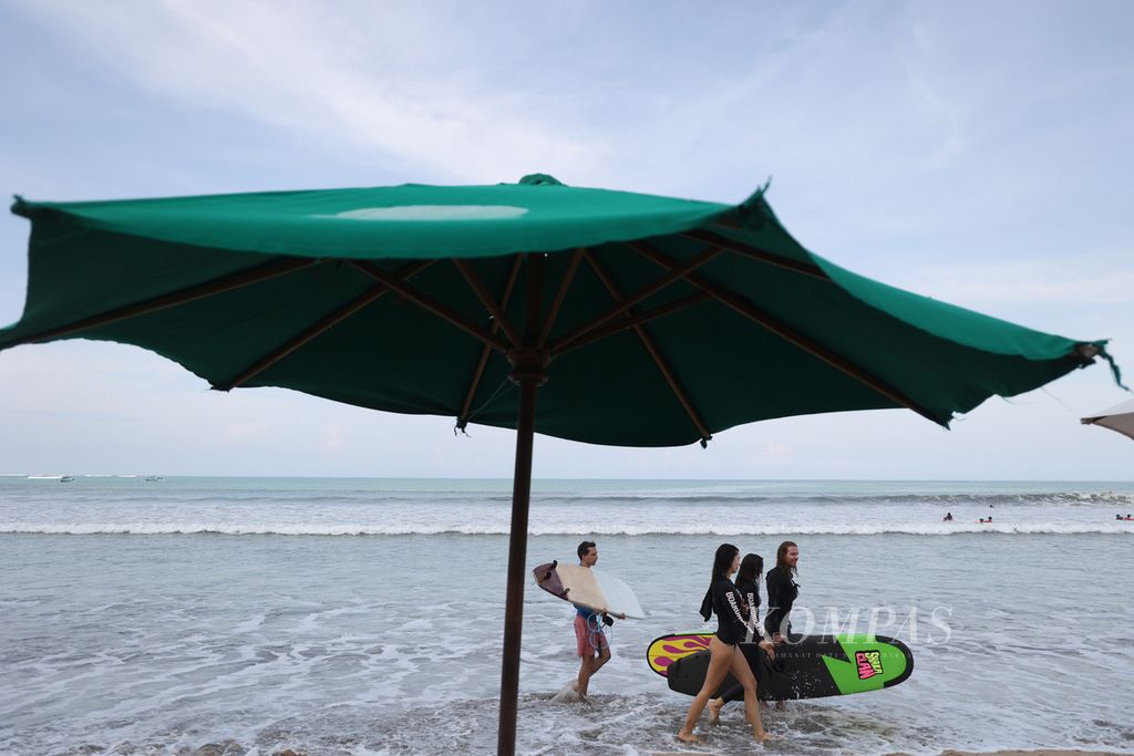 Wisatawan asing mengikuti kursus berselancar di Pantai Kuta, Bali, Jumat (11/11/2022). Meski jumlah kunjungan wisatawan baru pulih sekitar sepertiga dibandingkan saat sebelum pandemi, para pelaku industri wisata optimis kondisi akan segera membaik. 