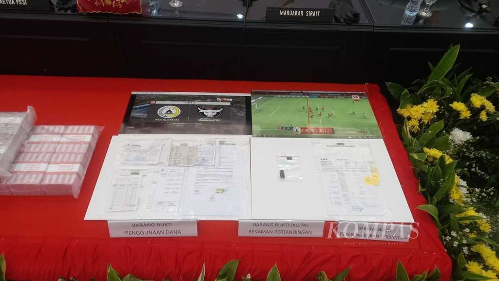 Barang bukti rekaman pertandingan, penggunaan dana, dan rekening koran tersangka kasus dugaan pengaturan skor pertandingan sepak bola Liga Indonesia ditunjukkan dalam konferensi pers di Jakarta, Rabu (13/12/2023). 