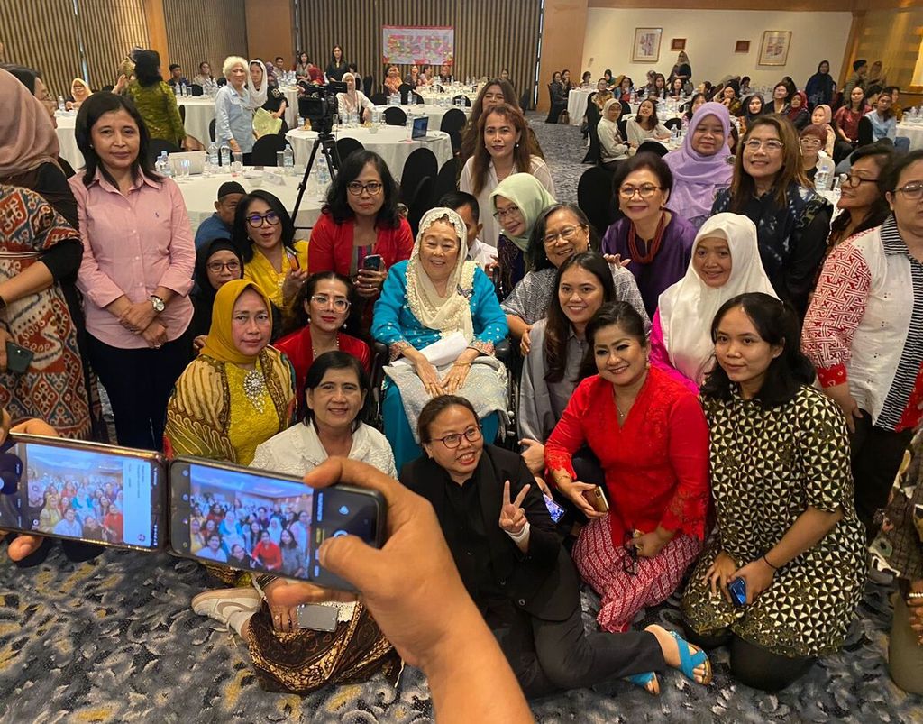 Istri dari Presiden ke-4 RI, Sinta Nuriyah Abdurrahman Wahid, di antara peserta dan pembicara diskusi Perempuan Bergerak Menguatkan Demokrasi ”Netralitas sebagai Keniscayaan” yang diselenggarakan di Jakarta, Jumat (10/11/2023). Diskusi ini diselenggarakan untuk membahas penguatan peran perempuan dalam Pemilu 2024.