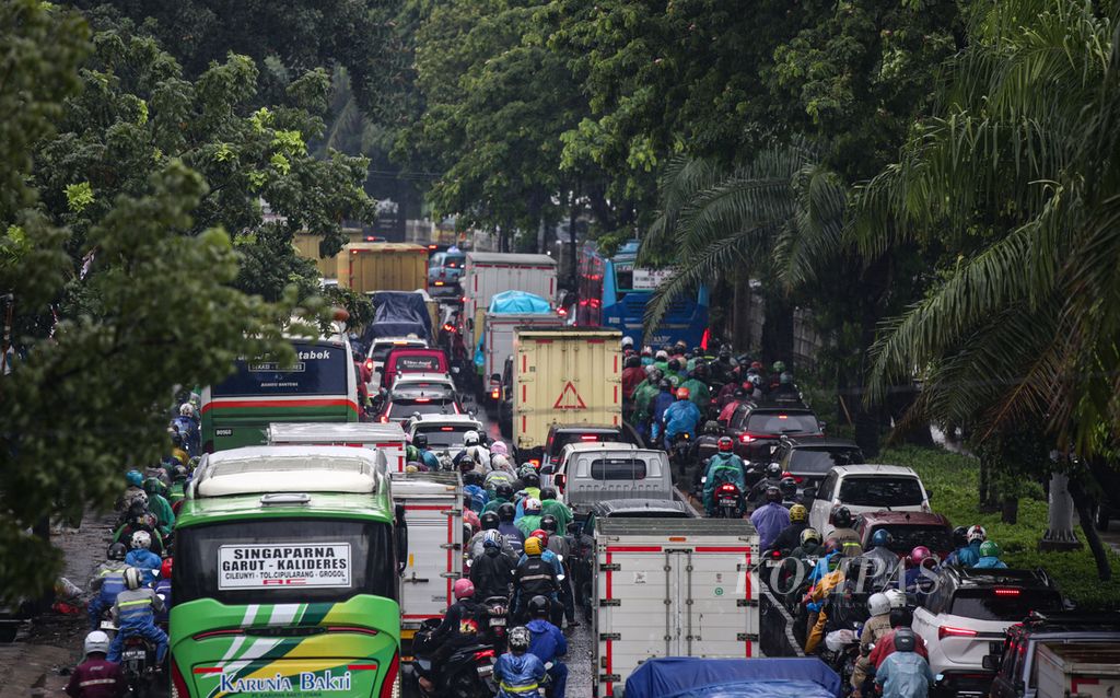 Kemacetan panjang terjadi di ruas Jalan Daan Mogot, Cengkareng, Jakarta Barat, Jumat (22/3/2024).
