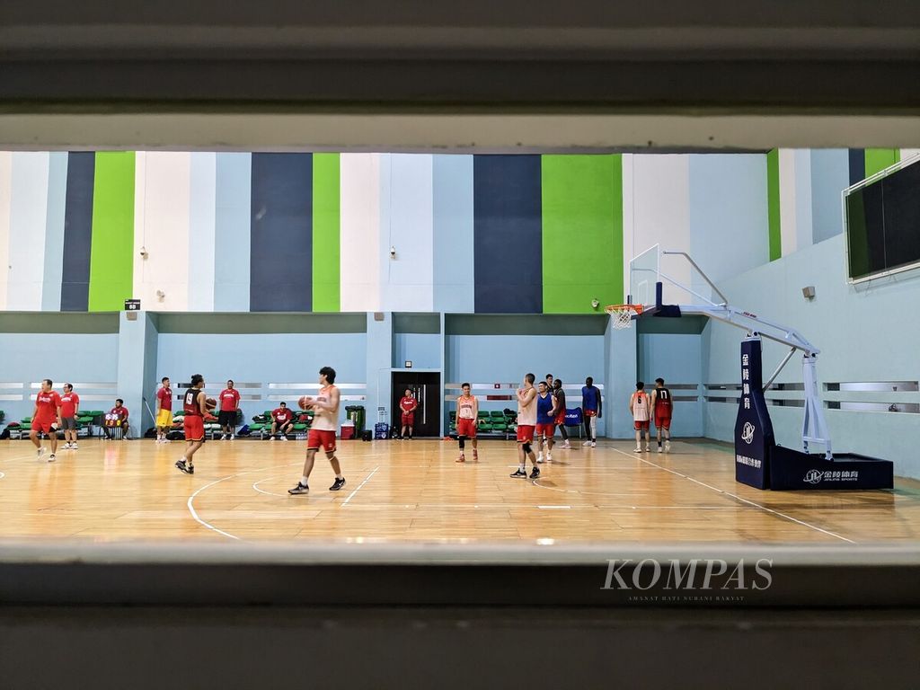 Pemusatan latihan tim nasional bola basket Indonesia di GBK Arena, Jakarta, pada Kamis (30/3/2023). Sebanyak 19 pemain turut serta dalam latihan itu, antara lain Andakara Prastawa dan Jerome Beane Jr.