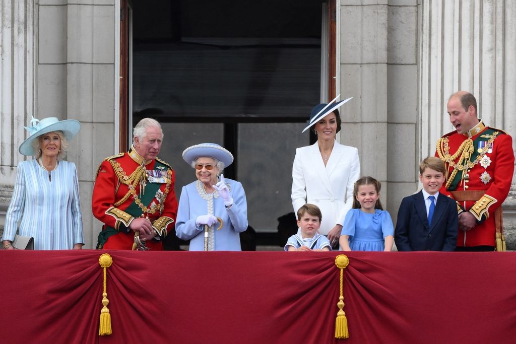 Ratu Inggris Elizabeth II (ketiga dari kiri) berdiri bersama putranya, Pangeran Charles (kedua dari kiri), ahli waris takhta Kerajaan Inggris saat acara Trooping of the Colour di balkon Istana Buckingham, 2 Juni 2022. Di sisi lainnya berdiri Pangeran William, cucu Ratu dan penerus takhta, beserta keluarganya.  