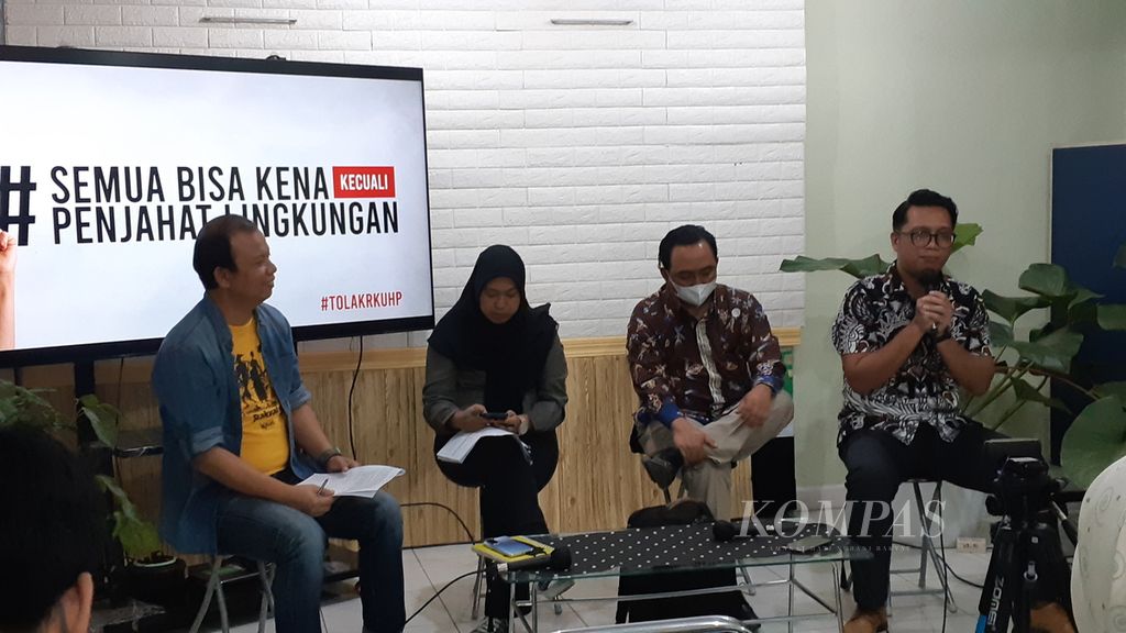 Konferensi pers terkait dengan penolakan pengesahan Rancangan Kitab Undang-undang Hukum Pidana (RKUHP) isu lingkungan hidup di Kantor Walhi, Jakarta, Kamis (18/8/2022).