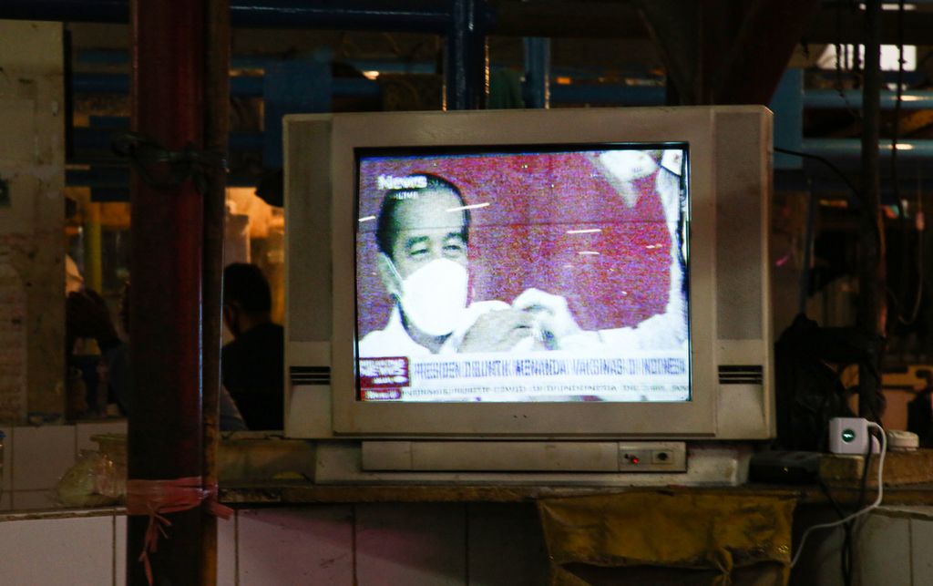 Proses penyuntikan vaksin Covid-19 kepada Presiden Joko Widodo disiarkan secara langsung melalui televisi, seperti yang terlihat di Pasar Santa, Jakarta Selatan, Rabu (13/1/2021). Presiden Jokowi menjadi orang pertama yang mendapatkan vaksin Covid-19 produksi Sinovac Biotech, China. 