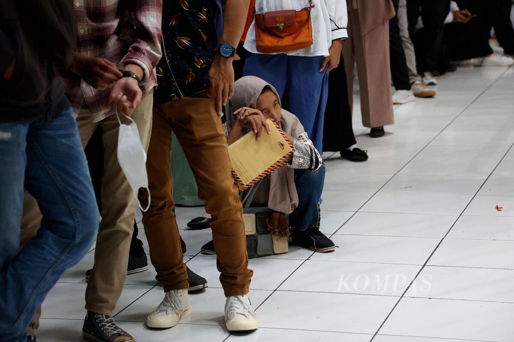 Pencari kerja berjongkok di dalam antrean di bursa kerja di Plaza Simpang Lima, Kota Semarang, Jawa Tengah, pada 25 Januari 2023. 