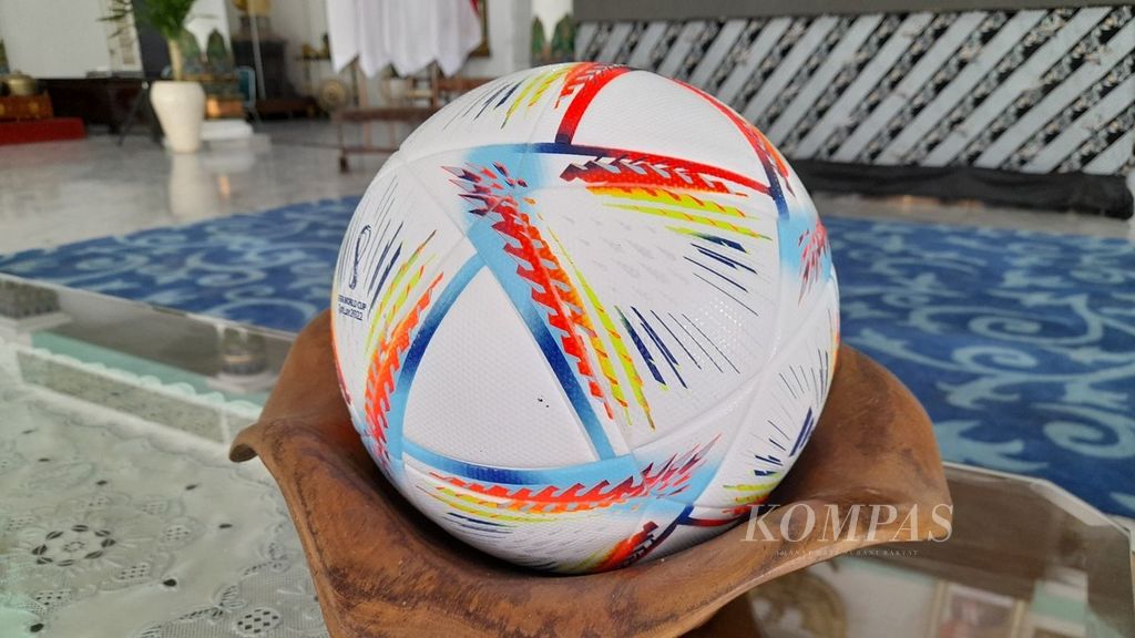 Al Rihla, bola resmi Piala Dunia 2022 yang diproduksi oleh perusahaan di Kabupaten Madiun, Jawa Timur. Bola milik Bupati Madiun Ahmad Dawami Ragil Saputro, saat diabadikan Kompas, Jumat (25/11/2022), di Pendopo Kabupaten Madiun.