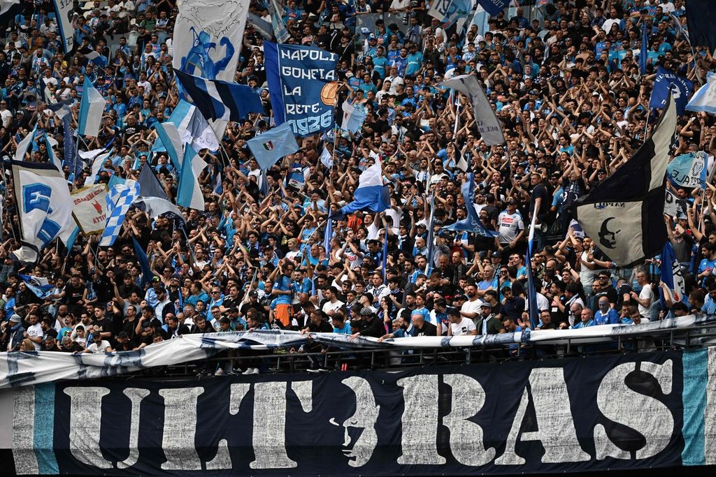 Para suporter Napoli bersorak mendukung tim mereka pada laga Liga Italia antara Napoli dan Salernitana di Stadion Diego Maradona, Napoli, Minggu (30/4/2023). Pesta juara Serie A Napoli tertunda setelah ditahan imbang Salernitana, 1-1. 