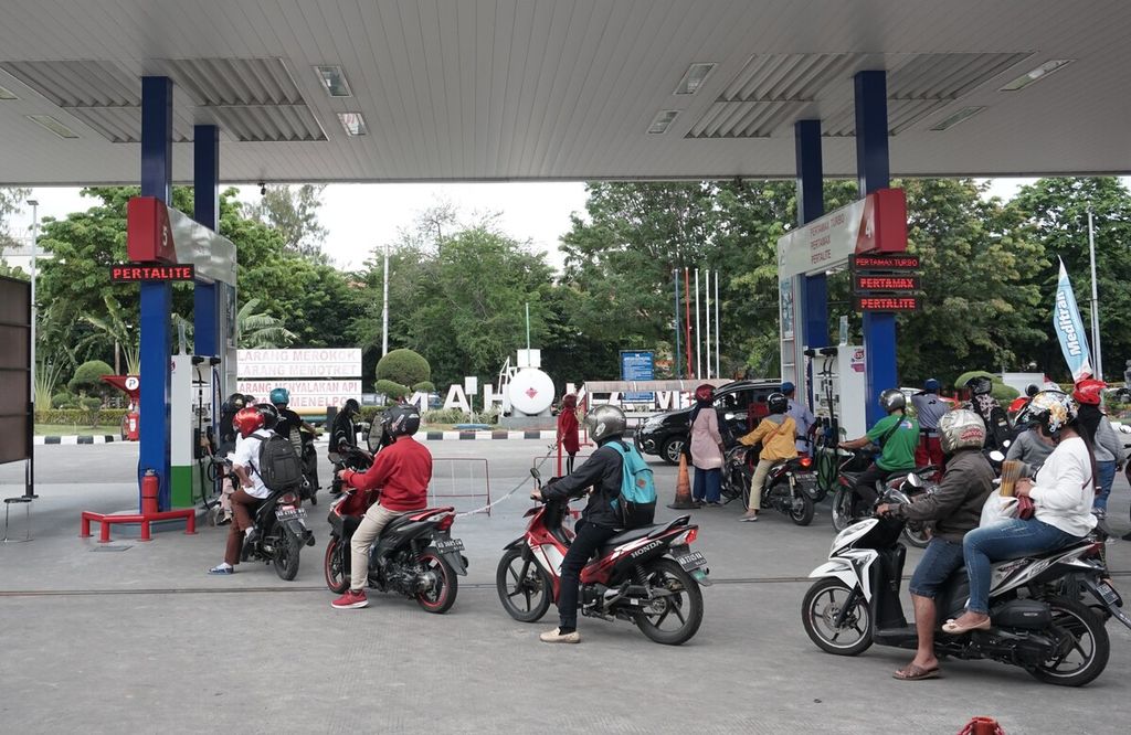 Motorcycle riders queue to fill up fuel at the Manahan gas station, Solo, Central Java, Wednesday (12/18/2019).
